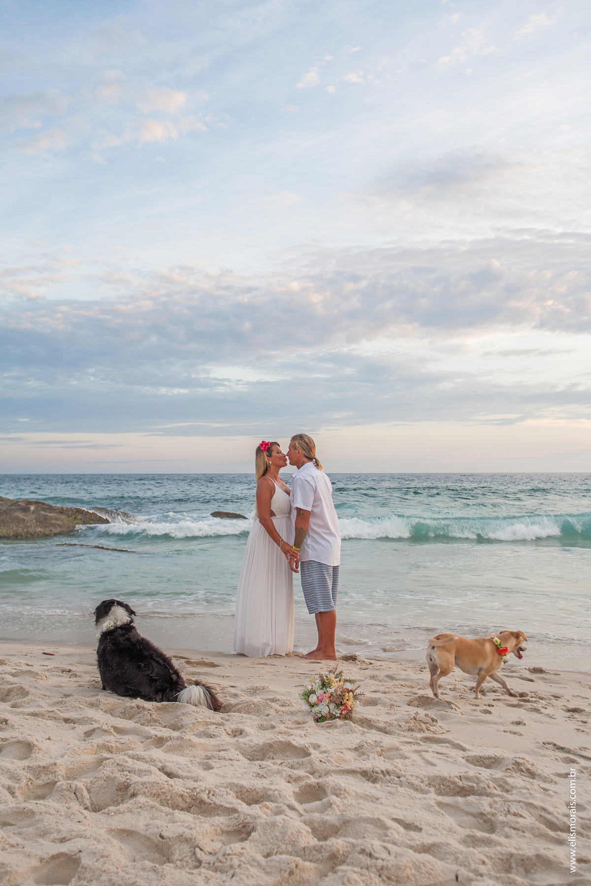Elopement Wedding, casamento a dois em Saquarema, luz natural, noivos na praia ao lado da igreja Paróquia Nossa Senhora de Nazareth
