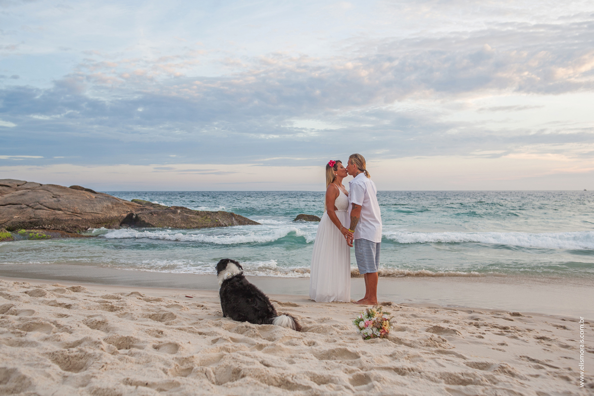 Elopement Wedding, casamento a dois em Saquarema, luz natural, noivos na praia ao lado da igreja Paróquia Nossa Senhora de Nazareth