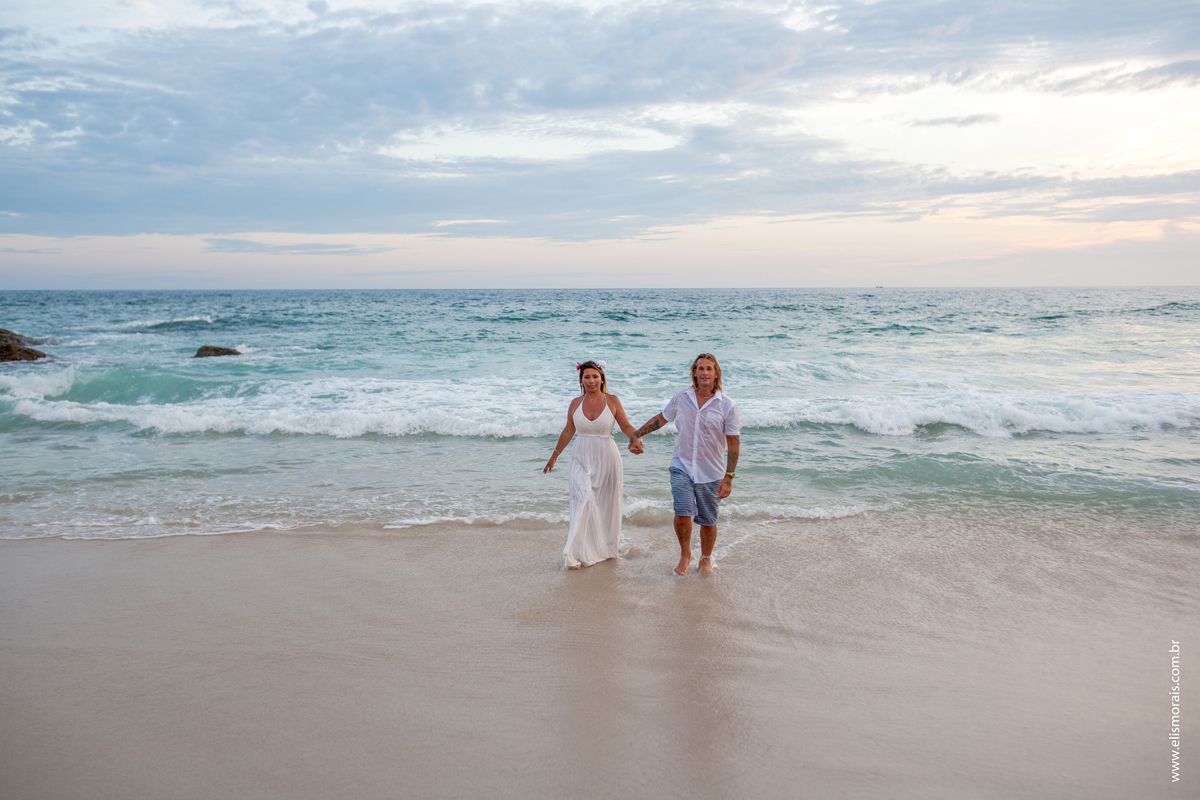 Elopement Wedding, casamento a dois em Saquarema, luz natural, noivos na praia ao lado da igreja Paróquia Nossa Senhora de Nazareth
