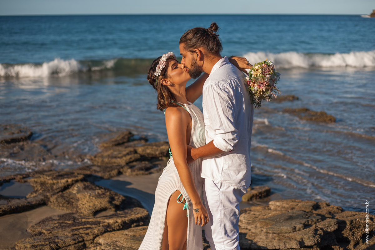 Ensaio Fotográfico Pré Wedding na Praia Brava em Búzios na Região dos Lagos no Rio de Janeiro