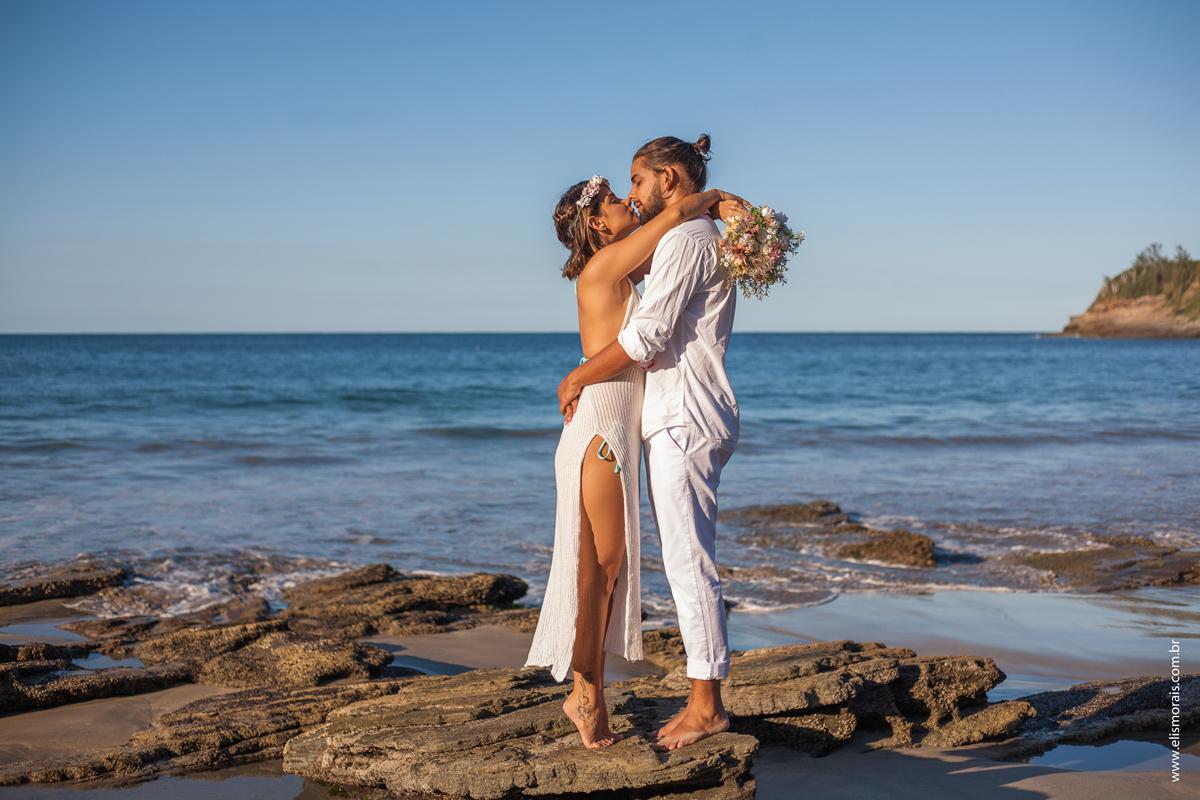 Ensaio Fotográfico Pré Wedding na Praia Brava em Búzios na Região dos Lagos no Rio de Janeiro