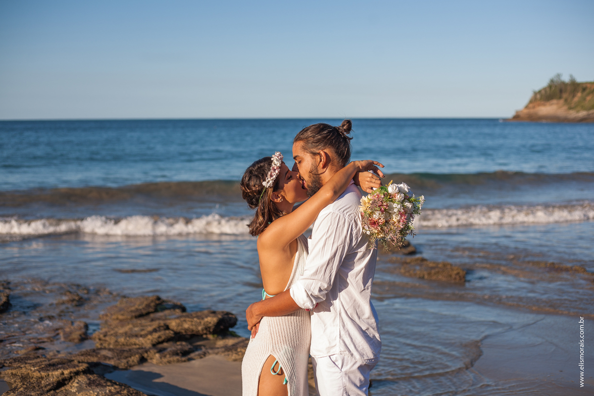 Ensaio Fotográfico Pré Wedding na Praia Brava em Búzios na Região dos Lagos no Rio de Janeiro