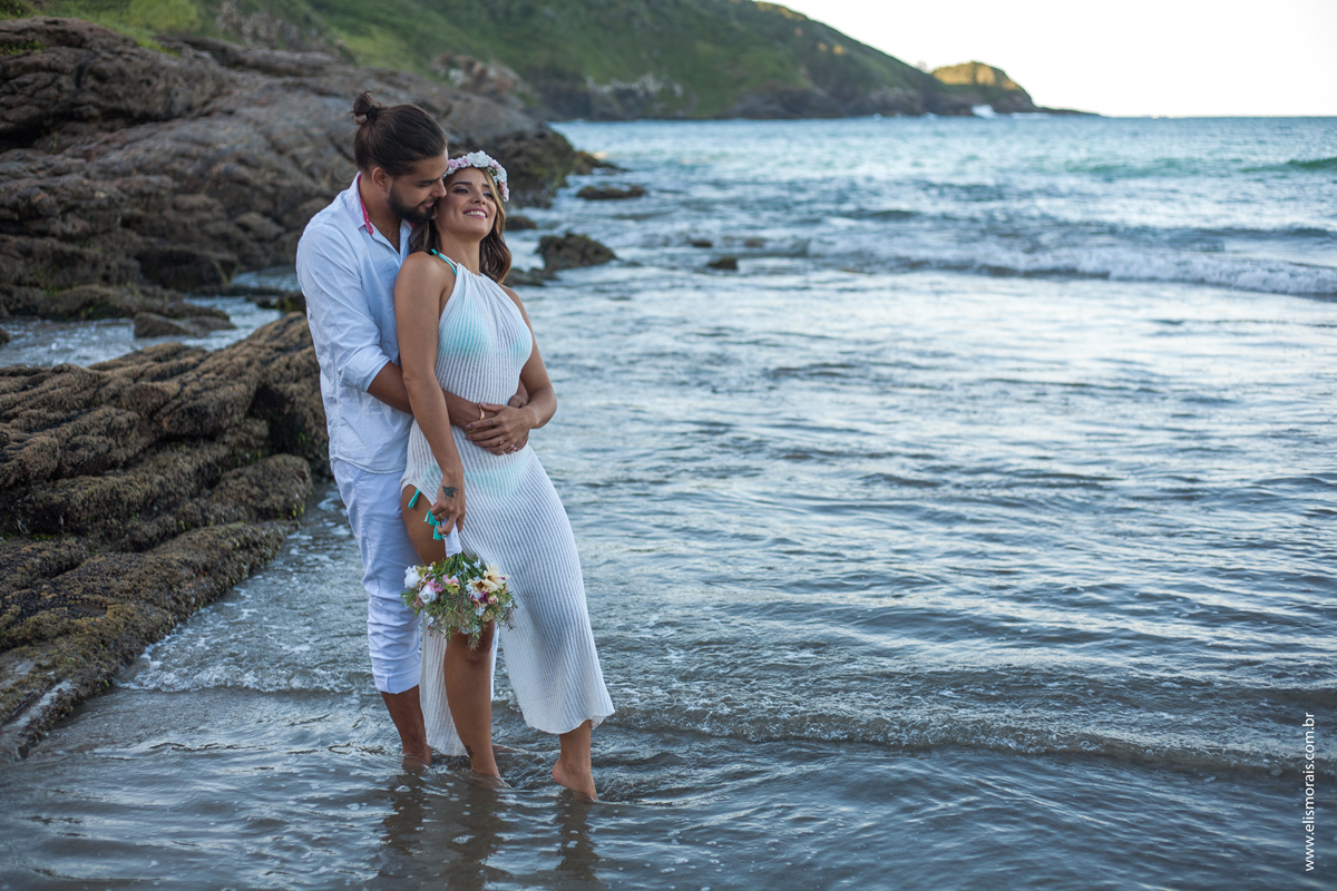 Ensaio Fotográfico Pré Wedding na Praia Brava em Búzios na Região dos Lagos no Rio de Janeiro