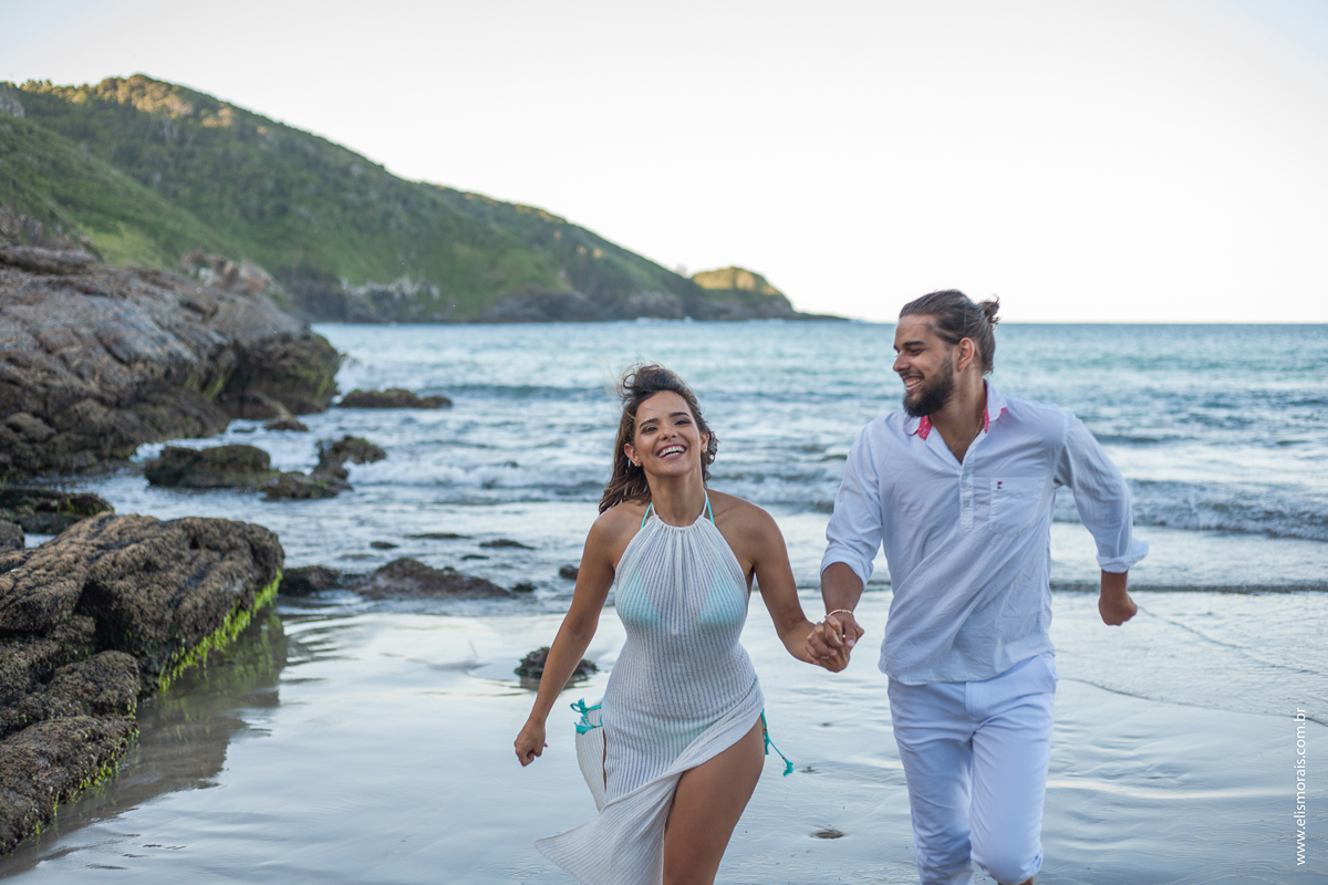 Ensaio Fotográfico Pré Wedding na Praia Brava em Búzios na Região dos Lagos no Rio de Janeiro