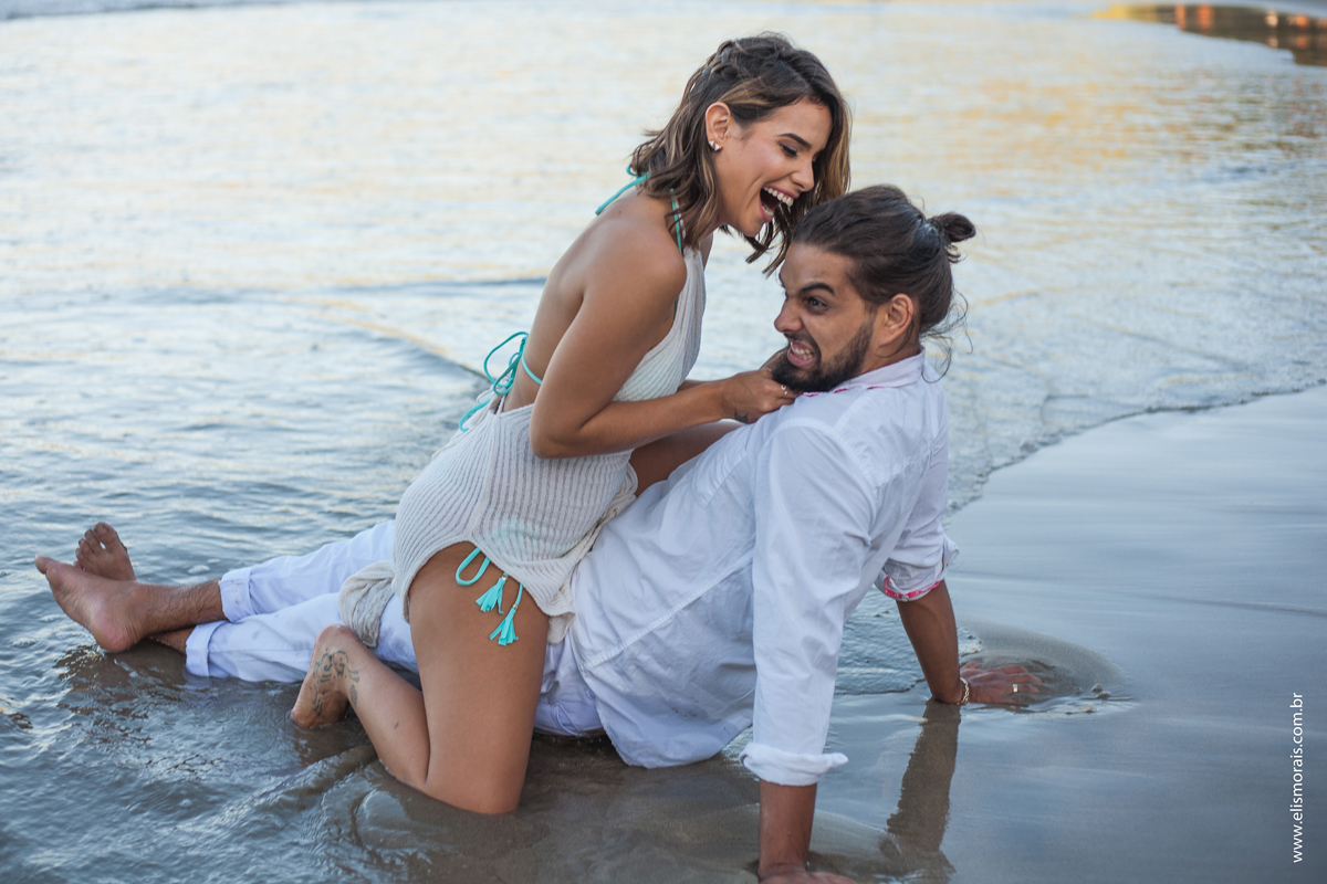Ensaio Fotográfico Pré Wedding na Praia Brava fotos dentro d'água em Búzios na Região dos Lagos no Rio de Janeiro