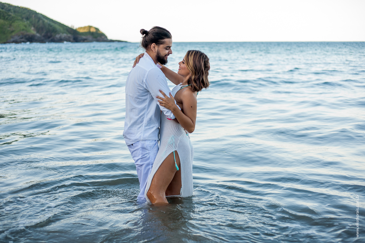 Ensaio Fotográfico Pré Wedding na Praia Brava fotos dentro d'água em Búzios na Região dos Lagos no Rio de Janeiro