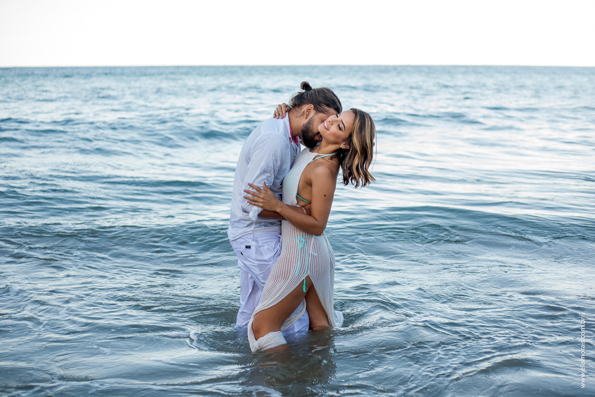 Ensaio Fotográfico Pré Wedding na Praia Brava fotos dentro d'água em Búzios na Região dos Lagos no Rio de Janeiro