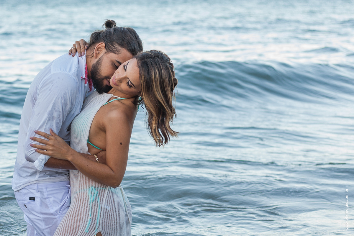 Ensaio Fotográfico Pré Wedding na Praia Brava fotos dentro d'água em Búzios na Região dos Lagos no Rio de Janeiro