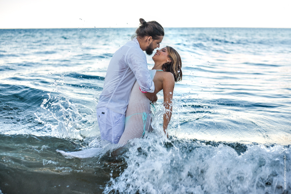 Ensaio Fotográfico Pré Wedding na Praia Brava fotos dentro d'água em Búzios na Região dos Lagos no Rio de Janeiro