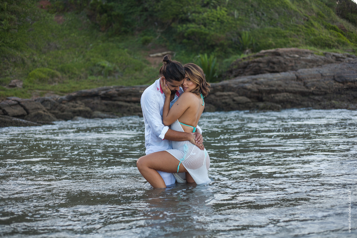 Ensaio Fotográfico Pré Wedding na Praia Brava fotos dentro d'água em Búzios na Região dos Lagos no Rio de Janeiro