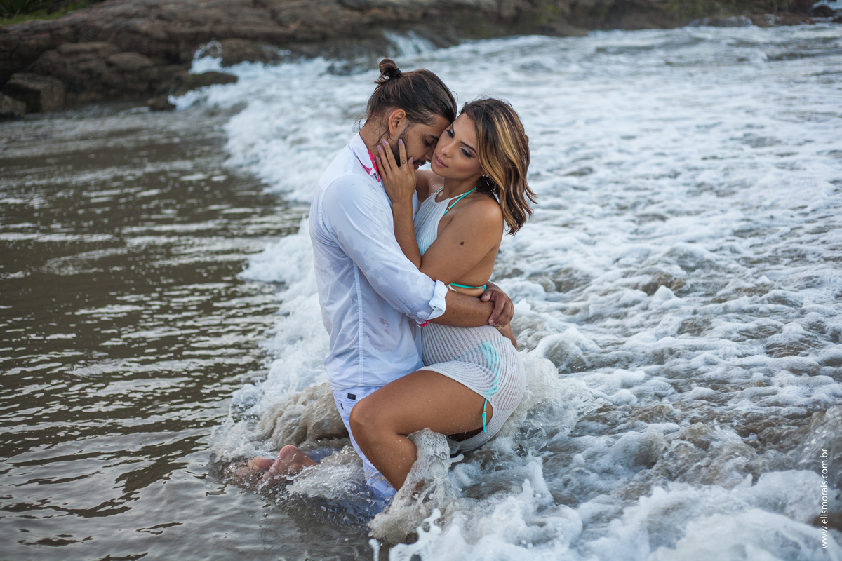 Ensaio Fotográfico Pré Wedding na Praia Brava fotos dentro d'água em Búzios na Região dos Lagos no Rio de Janeiro