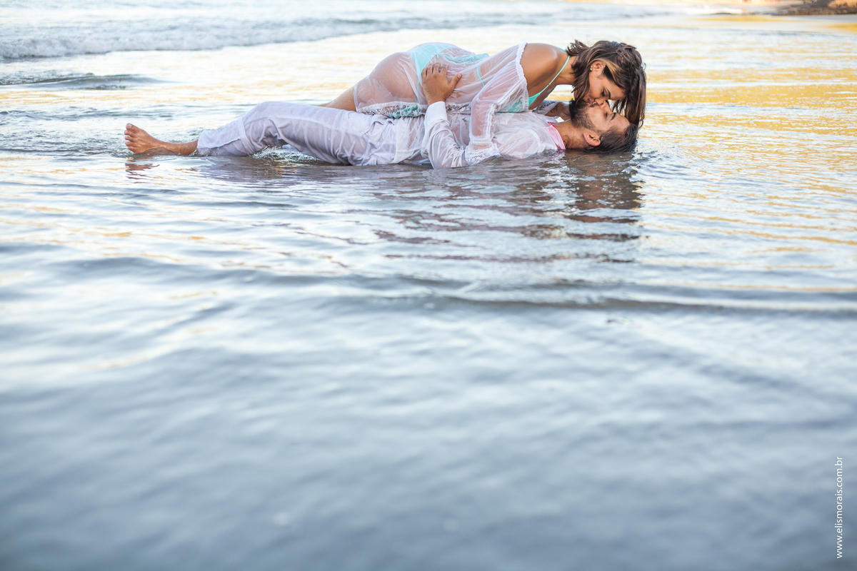 Ensaio Fotográfico Pré Wedding na Praia Brava fotos dentro d'água em Búzios na Região dos Lagos no Rio de Janeiro