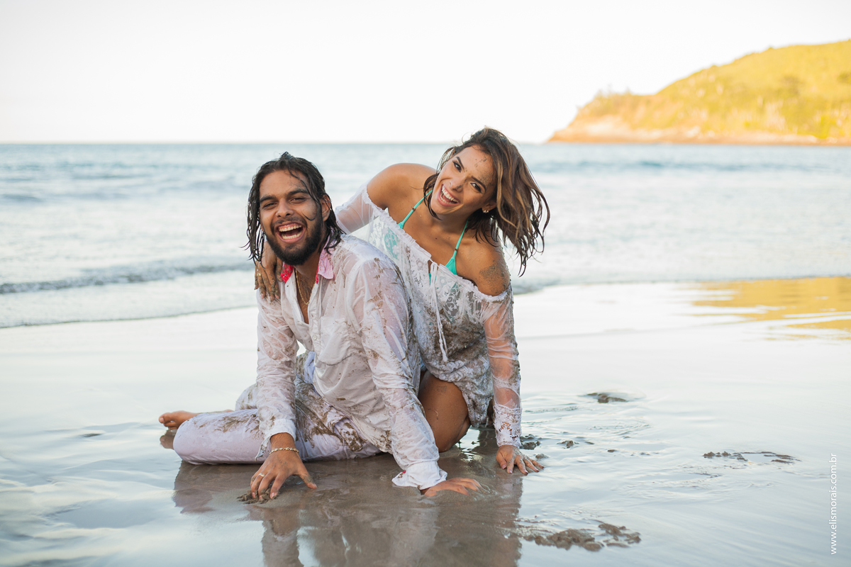 Ensaio Fotográfico Pré Wedding na Praia Brava em Búzios na Região dos Lagos no Rio de Janeiro