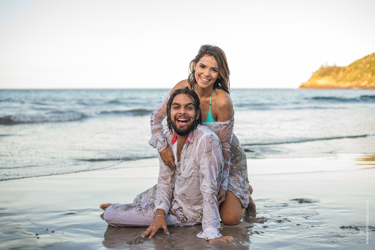 Ensaio Fotográfico Pré Wedding na Praia Brava em Búzios na Região dos Lagos no Rio de Janeiro