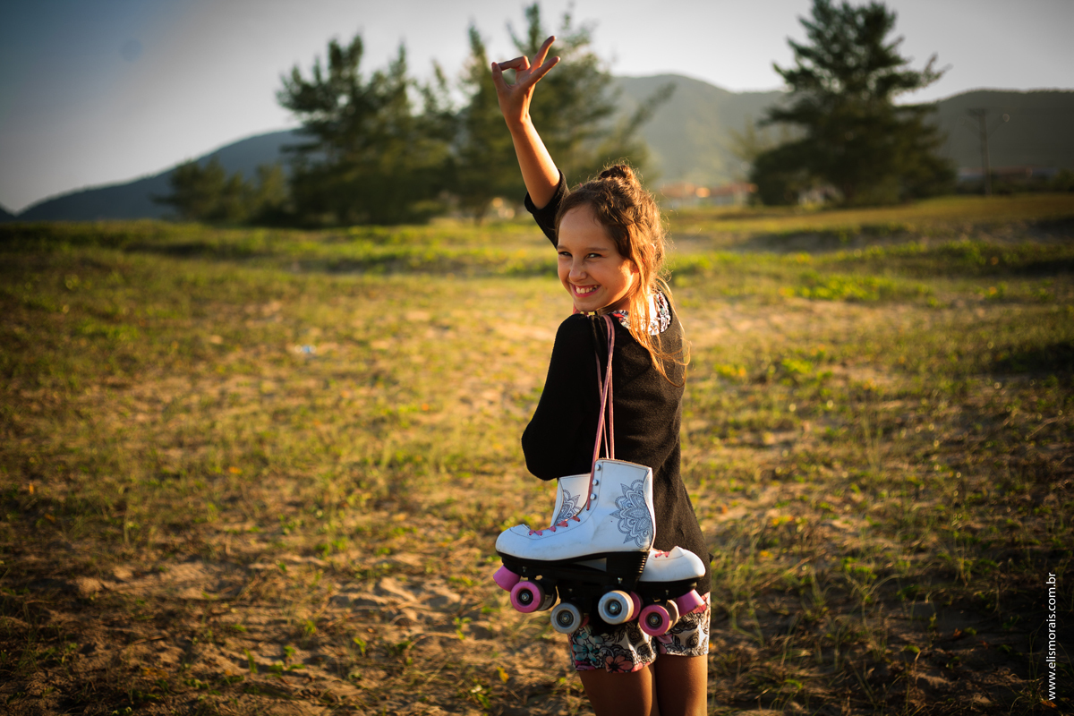 Ensaio Fotográfico em Búzios Praia de Tucuns brincando com patins