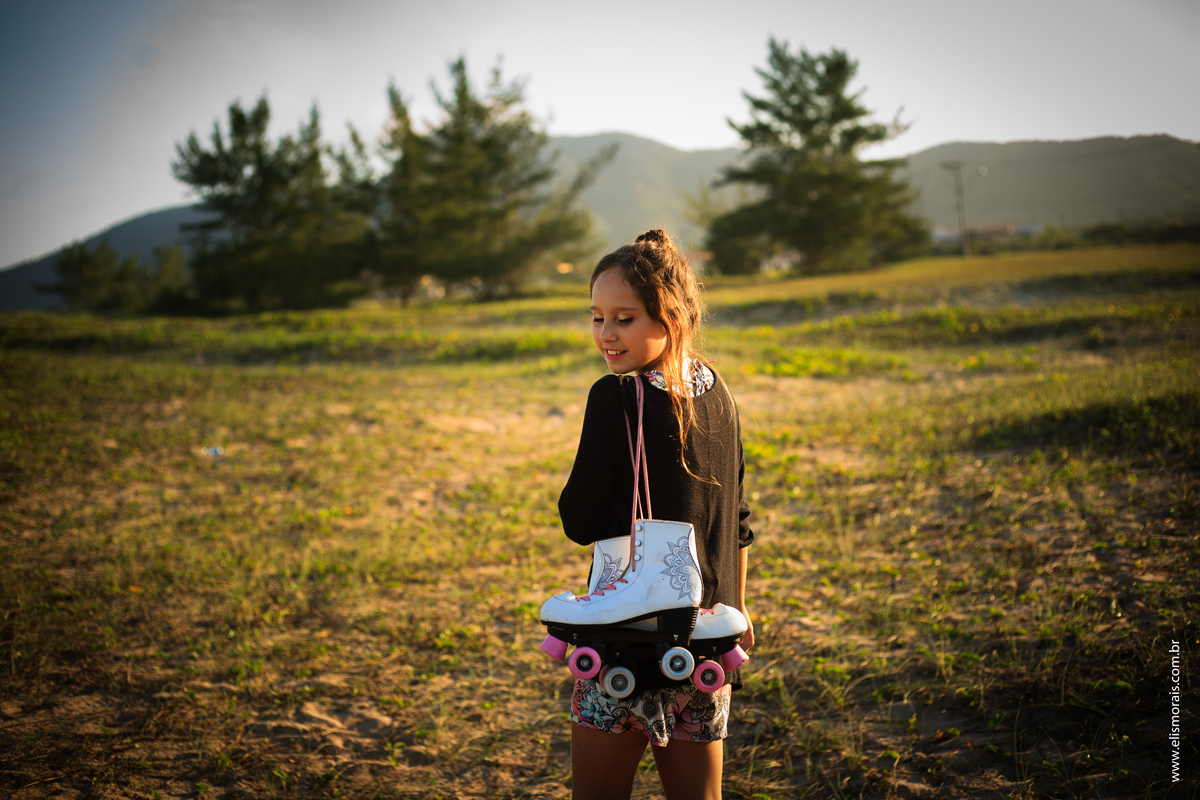 Ensaio Fotográfico em Búzios Praia de Tucuns brincando com patins