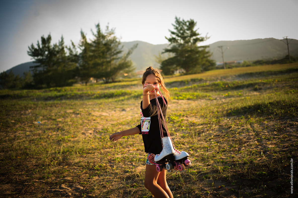 Ensaio Fotográfico em Búzios Praia de Tucuns brincando com patins