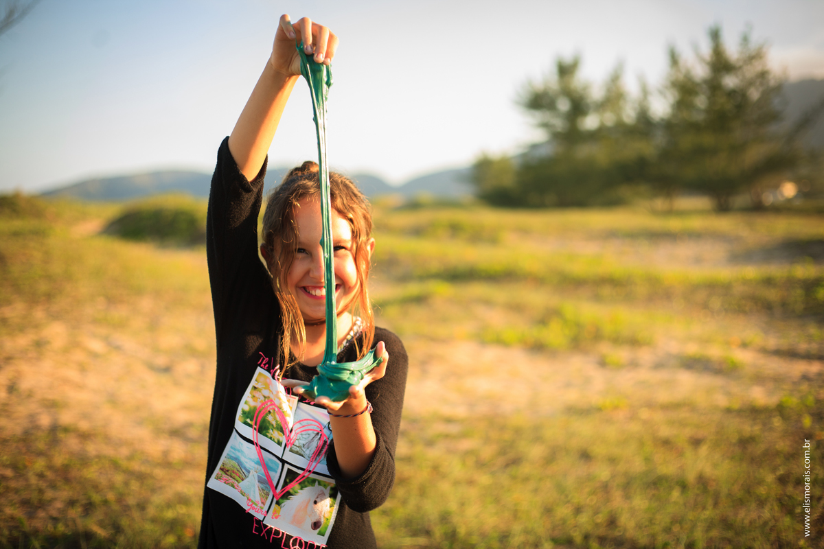 Ensaio Fotográfico Infantil em Búzios Praia de Tucuns brincando com slime