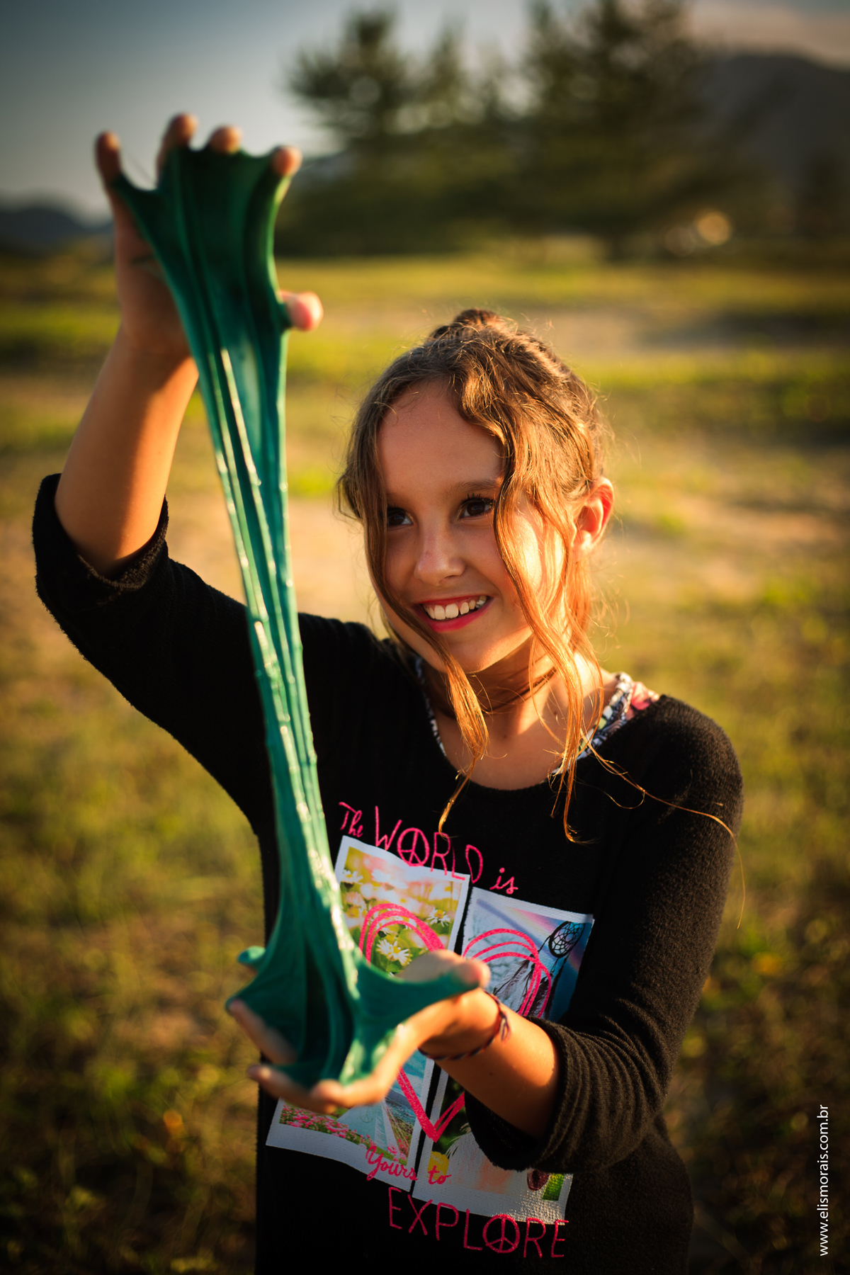 Ensaio Fotográfico Infantil em Búzios Praia de Tucuns brincando com slime