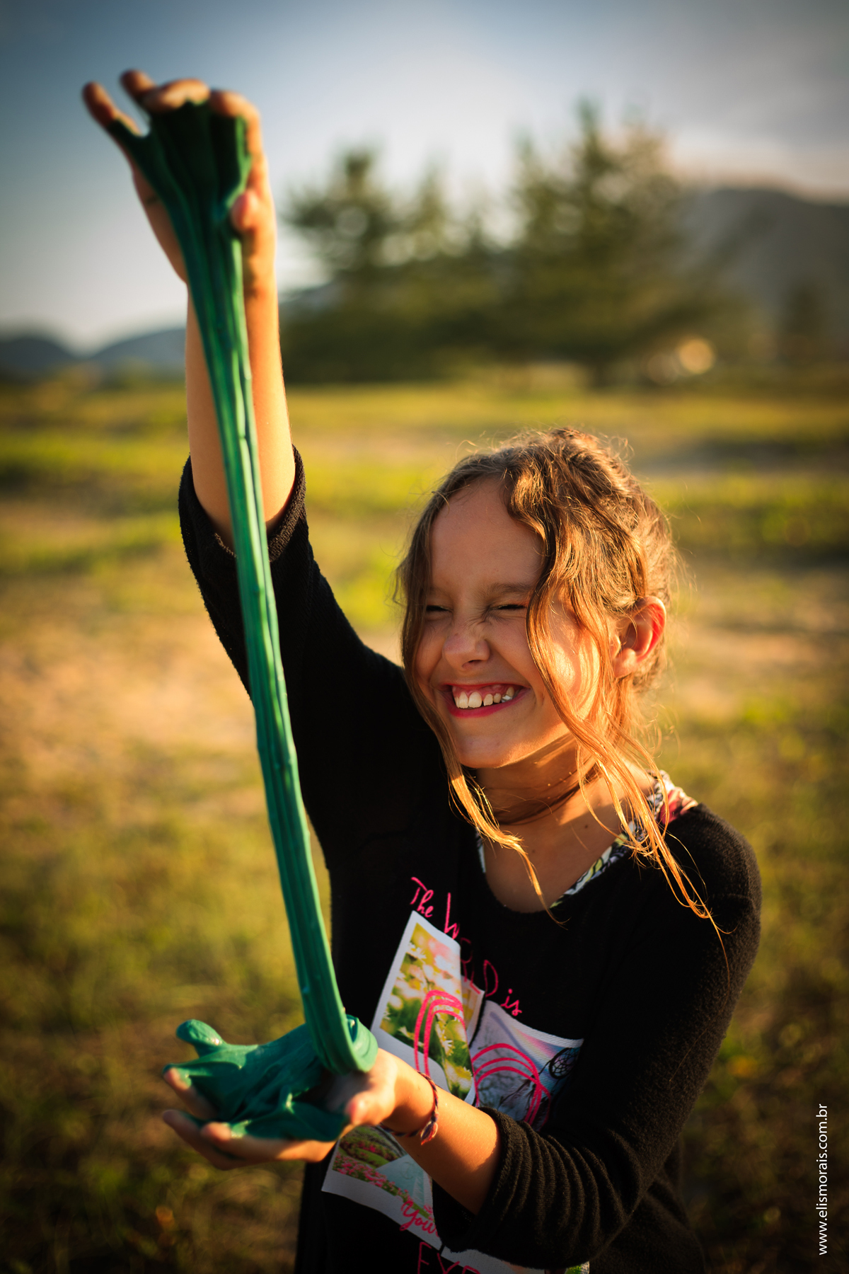 Ensaio Fotográfico Infantil em Búzios Praia de Tucuns brincando com slime