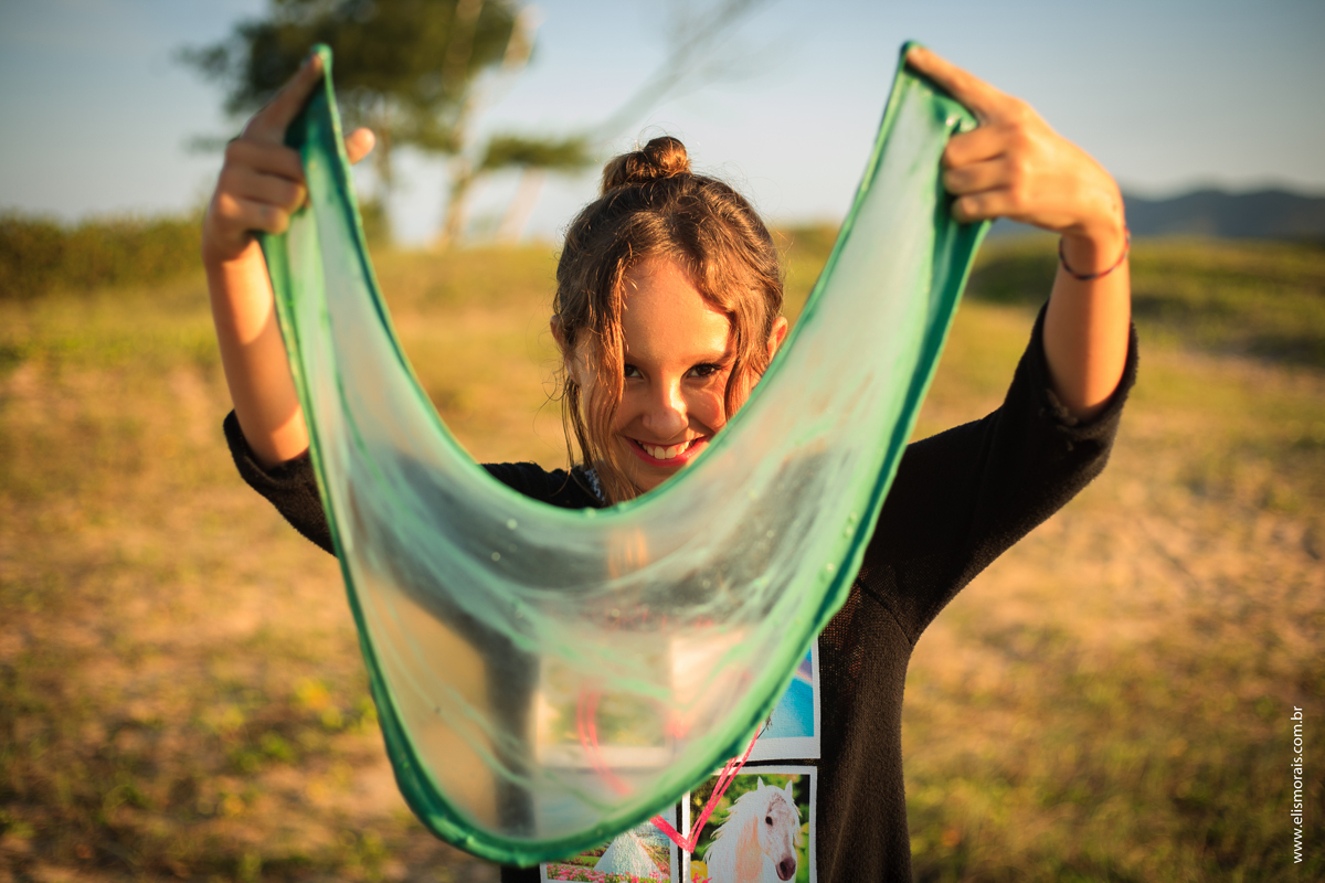 Ensaio Fotográfico Infantil em Búzios Praia de Tucuns brincando com slime