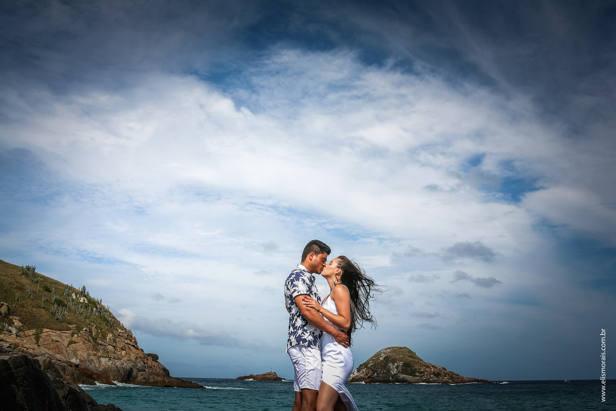 Ensaio fotográfico de casal Pré-Wedding na Praia Grande em Arraial do Cabo - RJ 