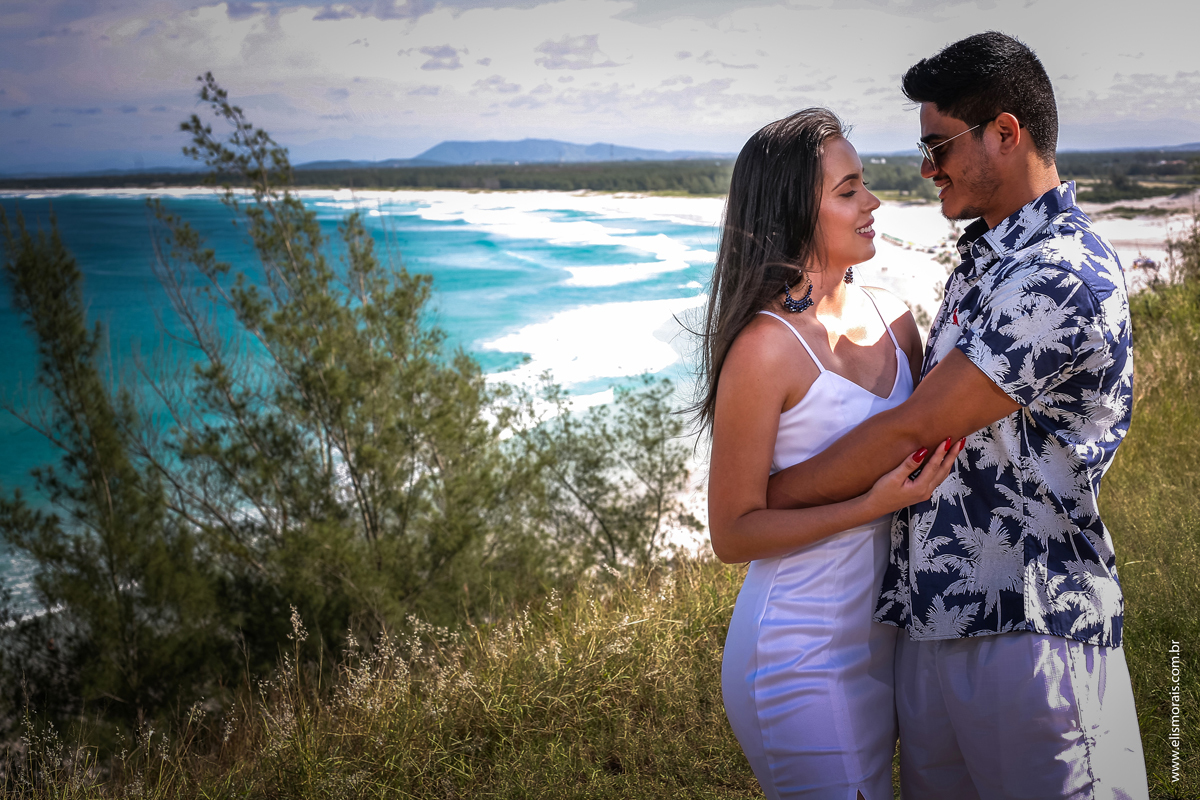 Ensaio fotográfico de casal Pré-Wedding na Praia Grande em Arraial do Cabo - RJ 