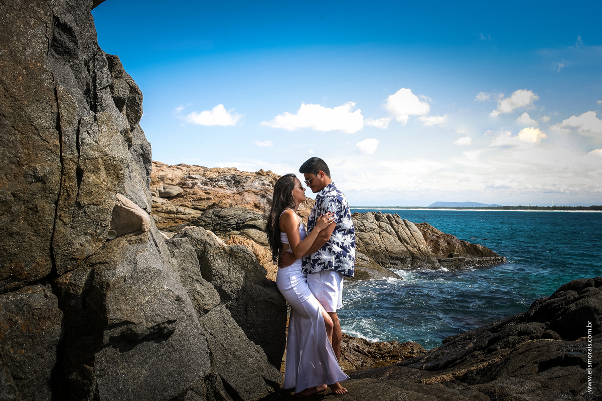 Ensaio fotográfico de casal Pré-Wedding na Praia Grande em Arraial do Cabo - RJ 