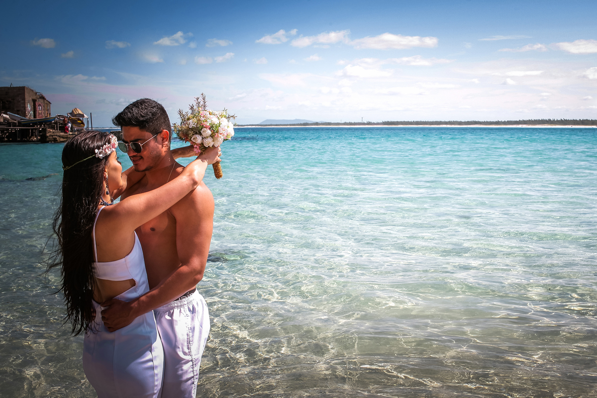 Ensaio fotográfico de casal Pré-Wedding na Praia Grande em Arraial do Cabo - RJ 