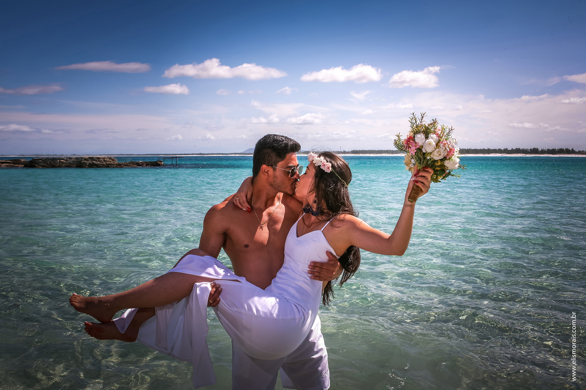 Ensaio fotográfico de casal Pré-Wedding na Praia Grande em Arraial do Cabo - RJ 