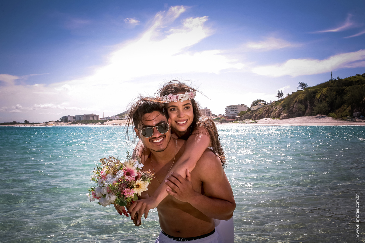 Ensaio fotográfico de casal Pré-Wedding na Praia Grande em Arraial do Cabo - RJ 