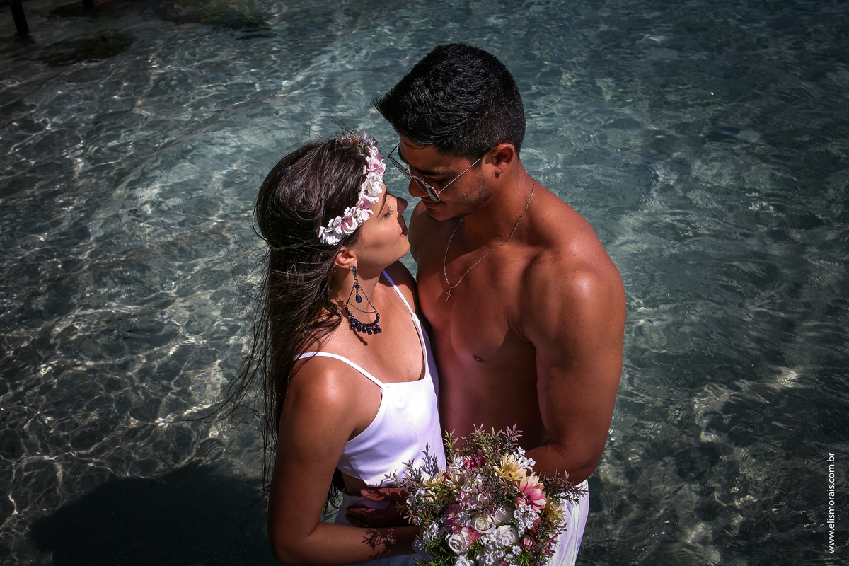 Ensaio fotográfico de casal Pré-Wedding na Praia Grande em Arraial do Cabo - RJ 
