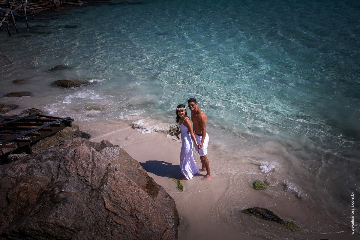 Ensaio fotográfico de casal Pré-Wedding na Praia Grande em Arraial do Cabo - RJ 