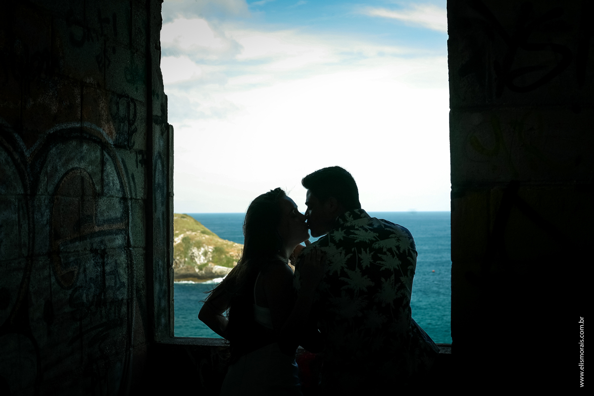 Foto na contra luz, Ensaio fotográfico de casal Pré-Wedding na Praia Grande em Arraial do Cabo - RJ 