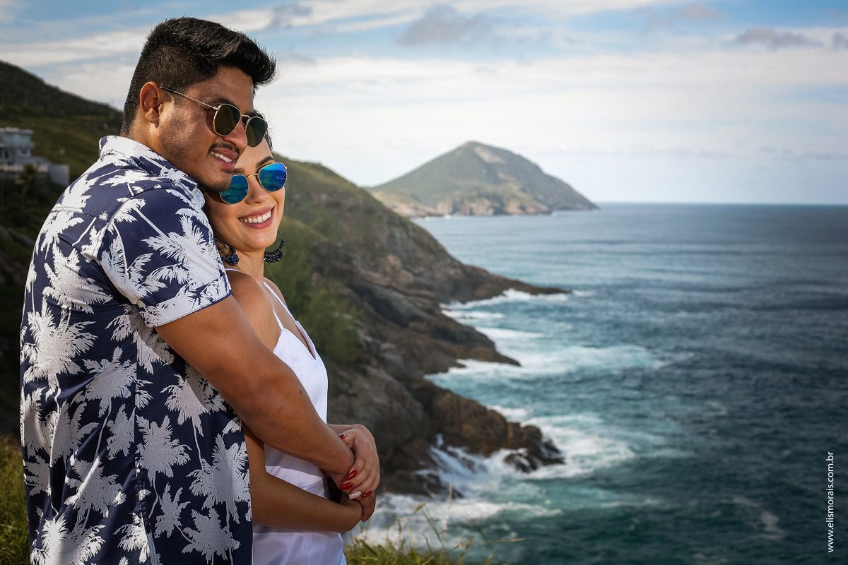 Ensaio fotográfico de casal Pré-Wedding na Praia Grande em Arraial do Cabo - RJ 
