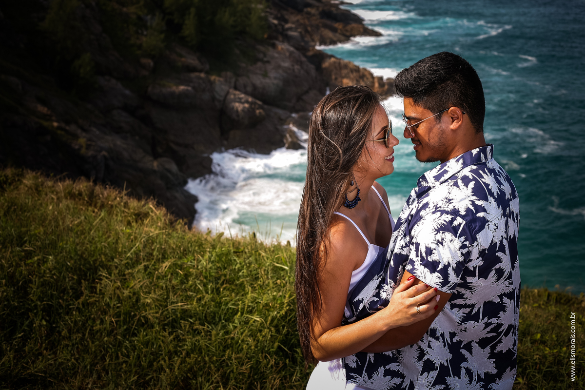 Ensaio fotográfico de casal Pré-Wedding na Praia Grande em Arraial do Cabo - RJ 