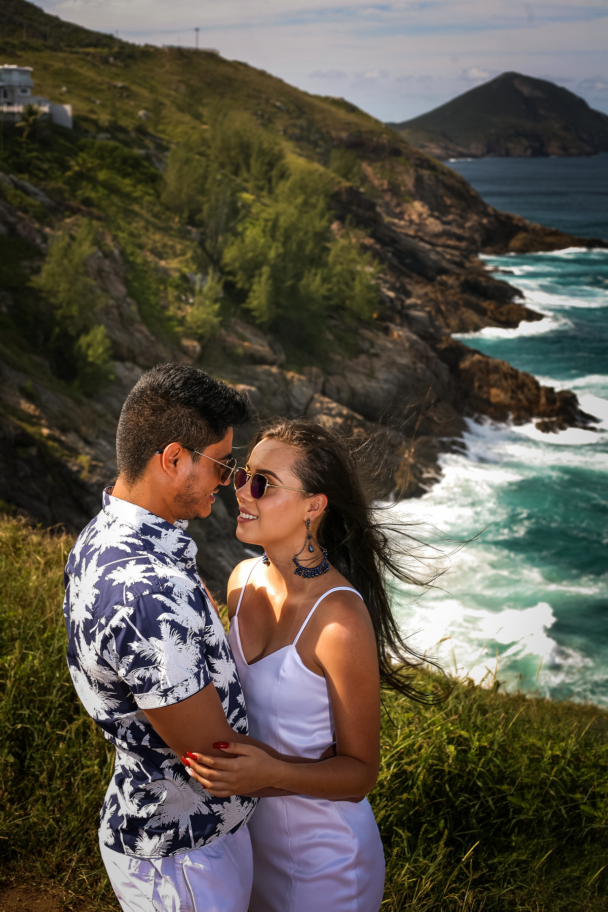 Ensaio fotográfico de casal Pré-Wedding na Praia Grande em Arraial do Cabo - RJ 