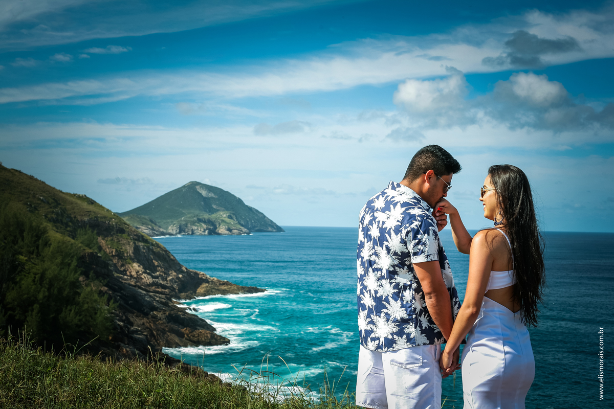 Ensaio fotográfico de casal Pré-Wedding na Praia Grande em Arraial do Cabo - RJ 