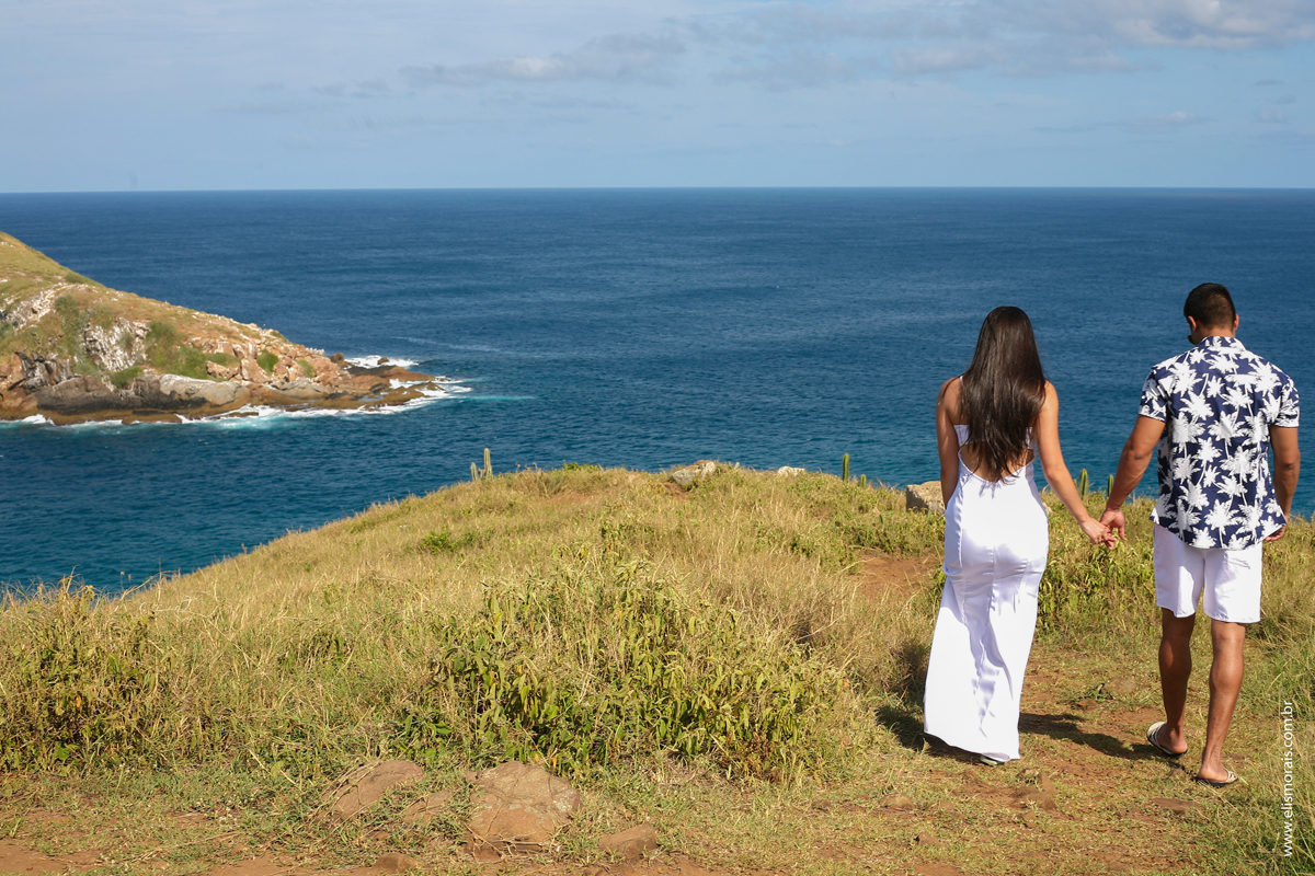 Ensaio fotográfico de casal Pré-Wedding na Praia Grande em Arraial do Cabo - RJ 