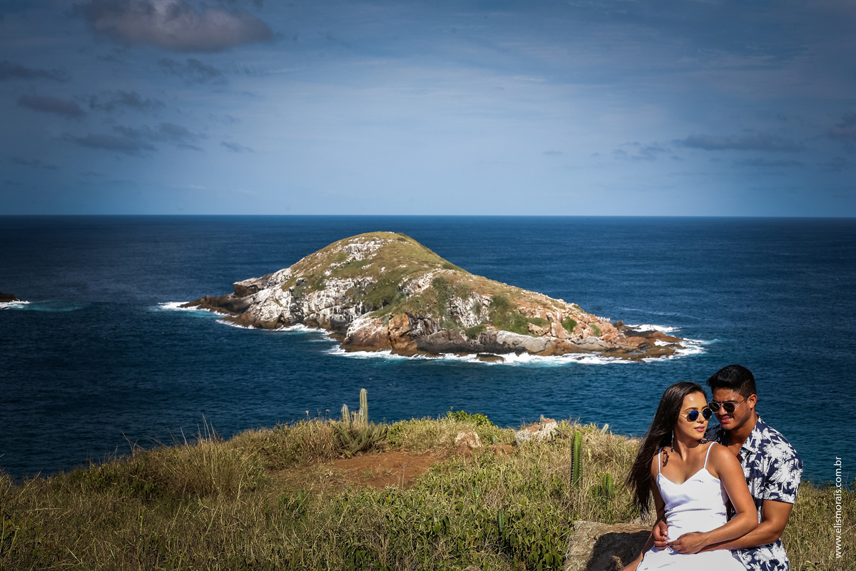 Ensaio fotográfico de casal Pré-Wedding na Praia Grande em Arraial do Cabo - RJ 