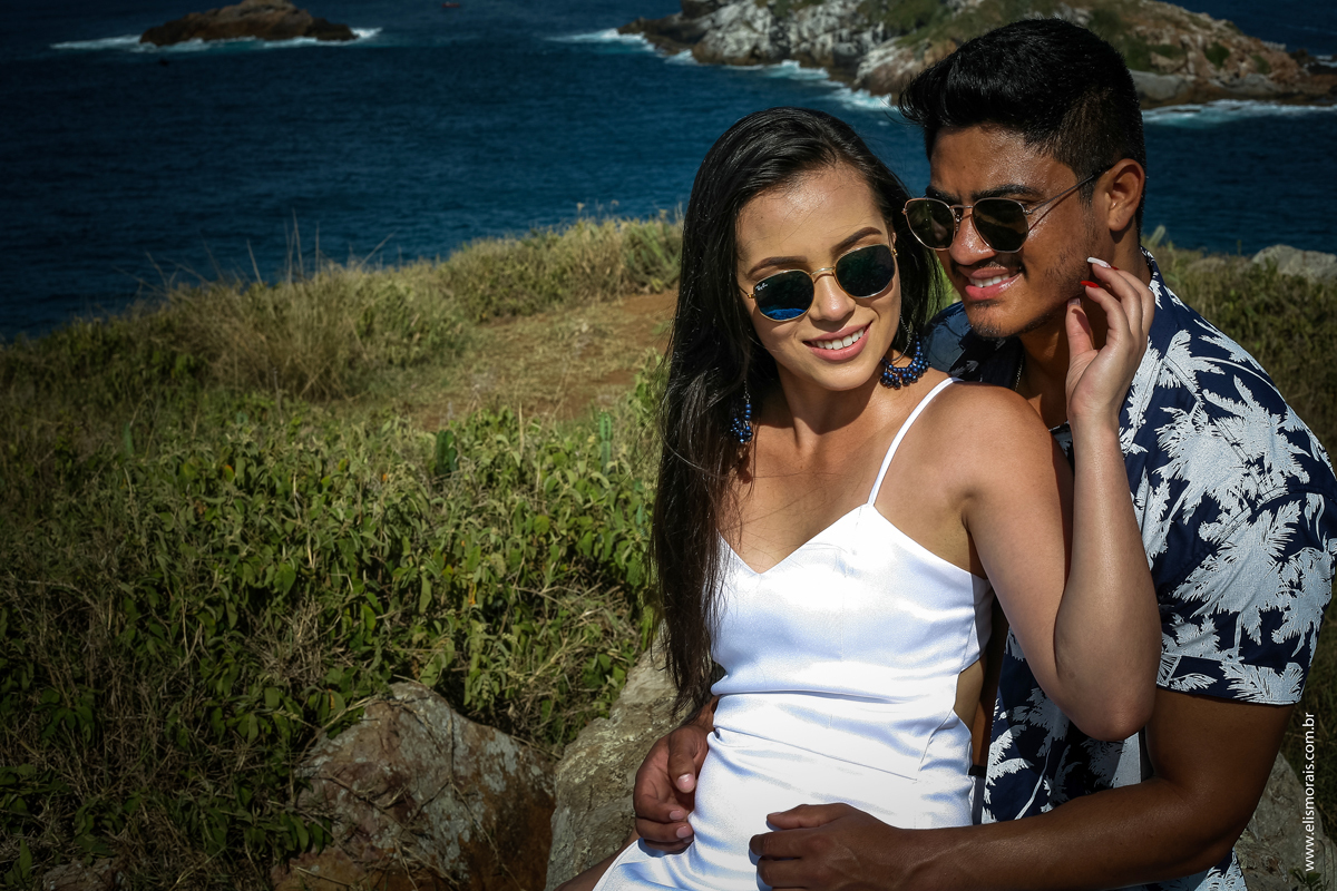 Ensaio fotográfico de casal Pré-Wedding na Praia Grande em Arraial do Cabo - RJ 
