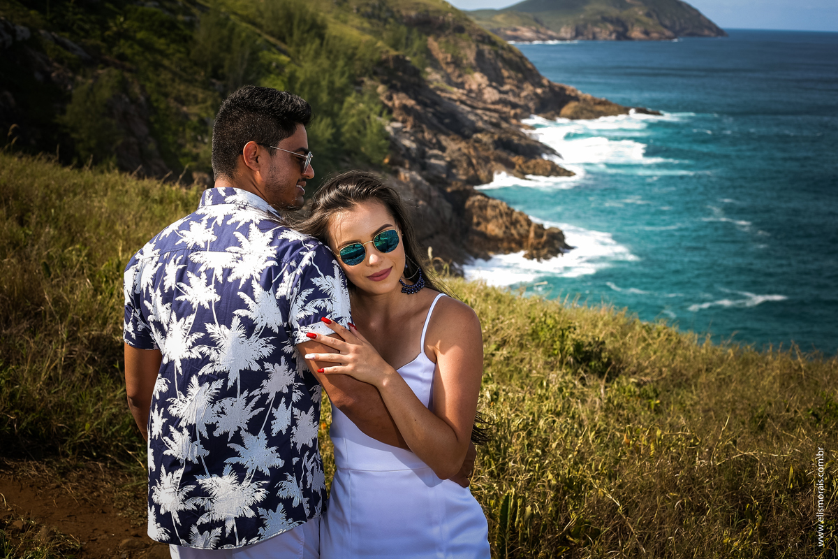 Ensaio fotográfico de casal Pré-Wedding na Praia Grande em Arraial do Cabo - RJ 