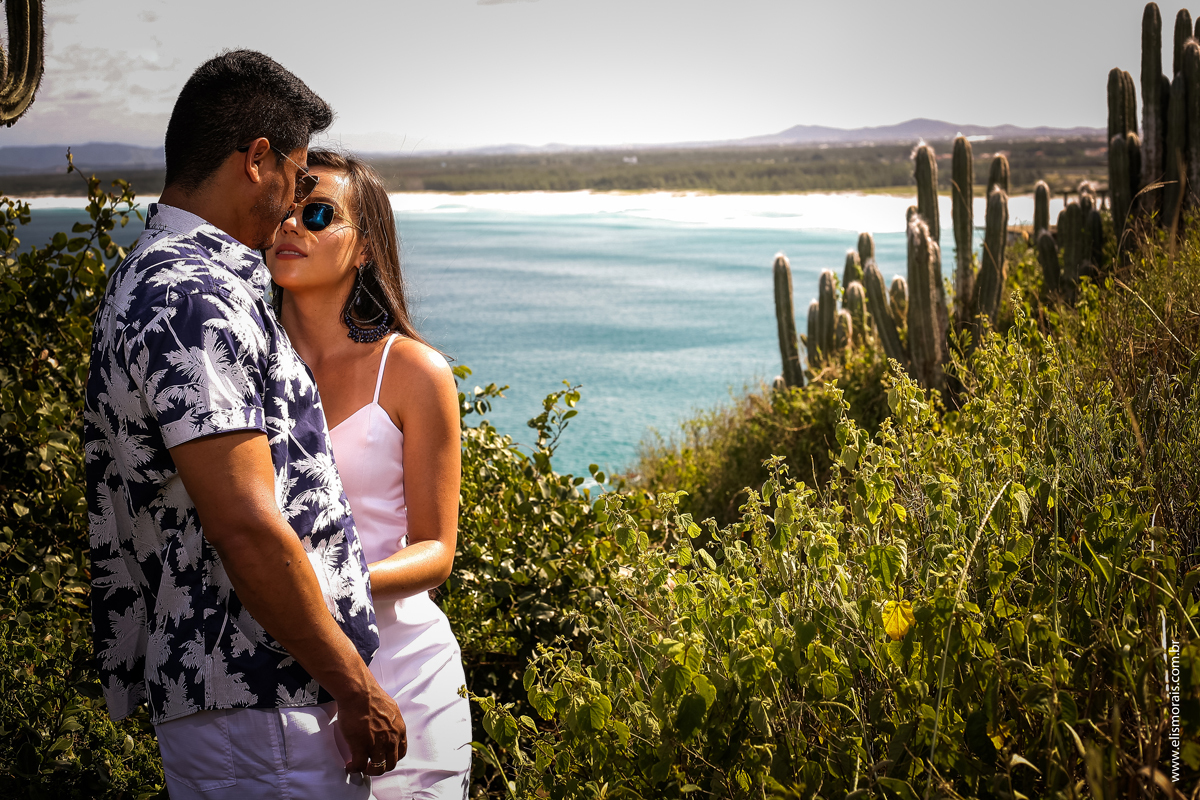 Ensaio fotográfico de casal Pré-Wedding na Praia Grande em Arraial do Cabo - RJ 