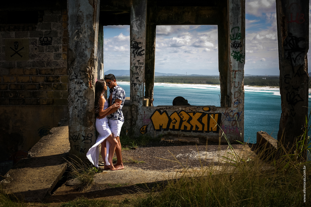 Ensaio fotográfico de casal Pré-Wedding na Praia Grande em Arraial do Cabo - RJ 