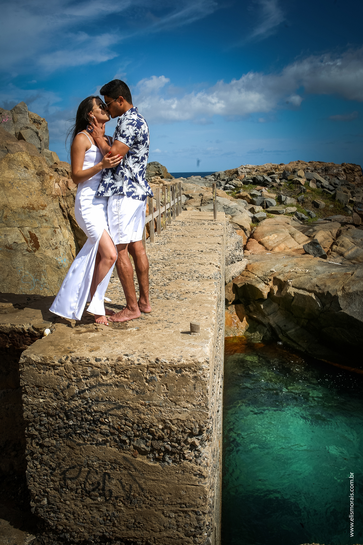 Ensaio fotográfico de casal Pré-Wedding na Praia Grande em Arraial do Cabo - RJ 