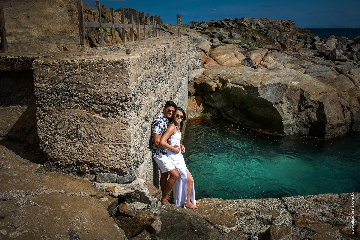 Ensaio fotográfico de casal Pré-Wedding na Praia Grande em Arraial do Cabo - RJ 