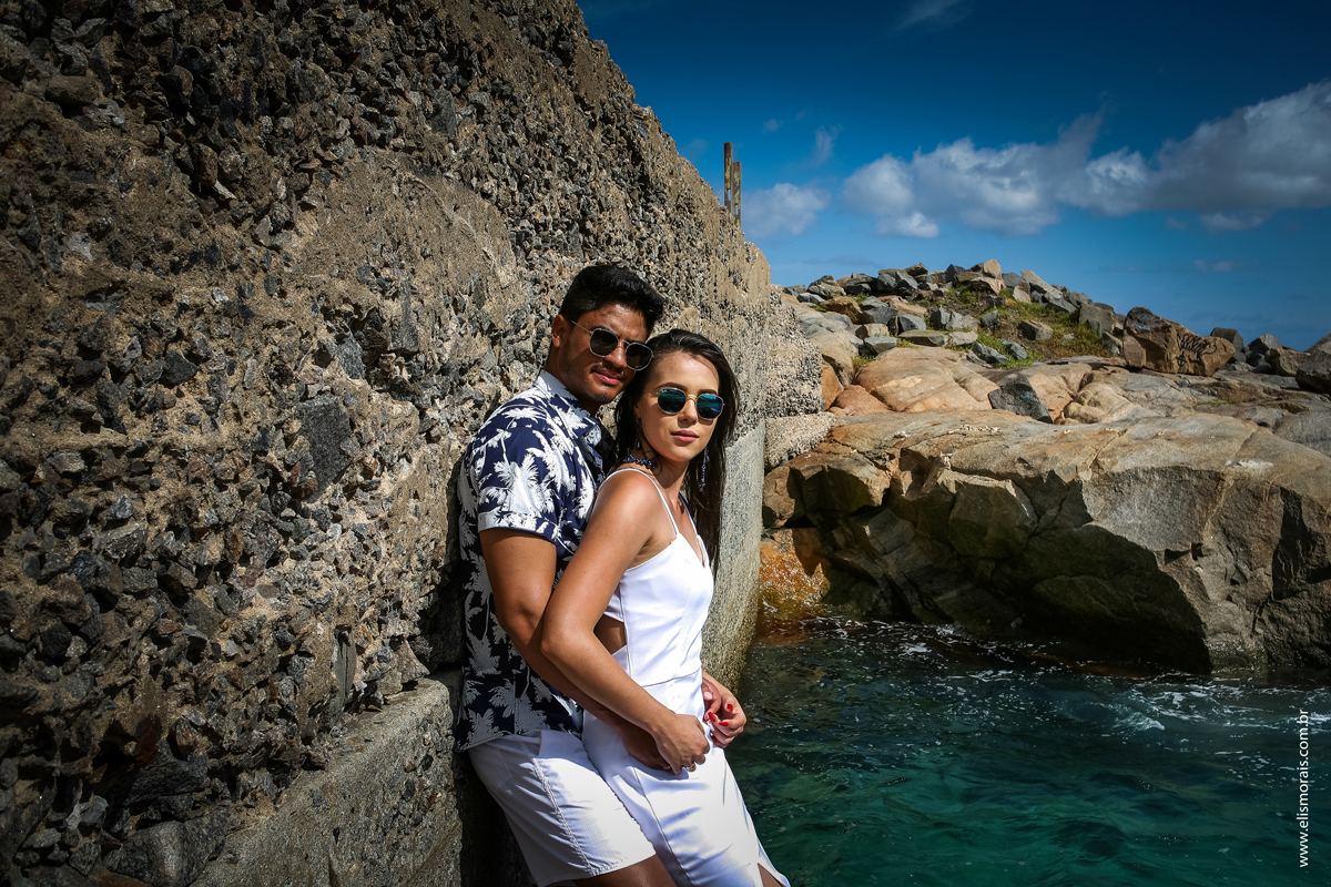 Ensaio fotográfico de casal Pré-Wedding na Praia Grande em Arraial do Cabo - RJ 