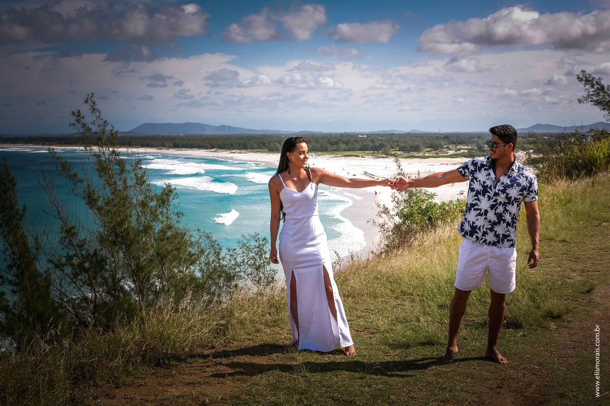 Ensaio fotográfico de casal Pré-Wedding na Praia Grande em Arraial do Cabo - RJ 