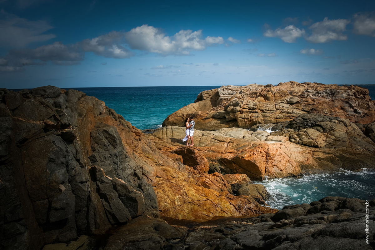 Ensaio fotográfico de casal Pré-Wedding na Praia Grande em Arraial do Cabo - RJ 