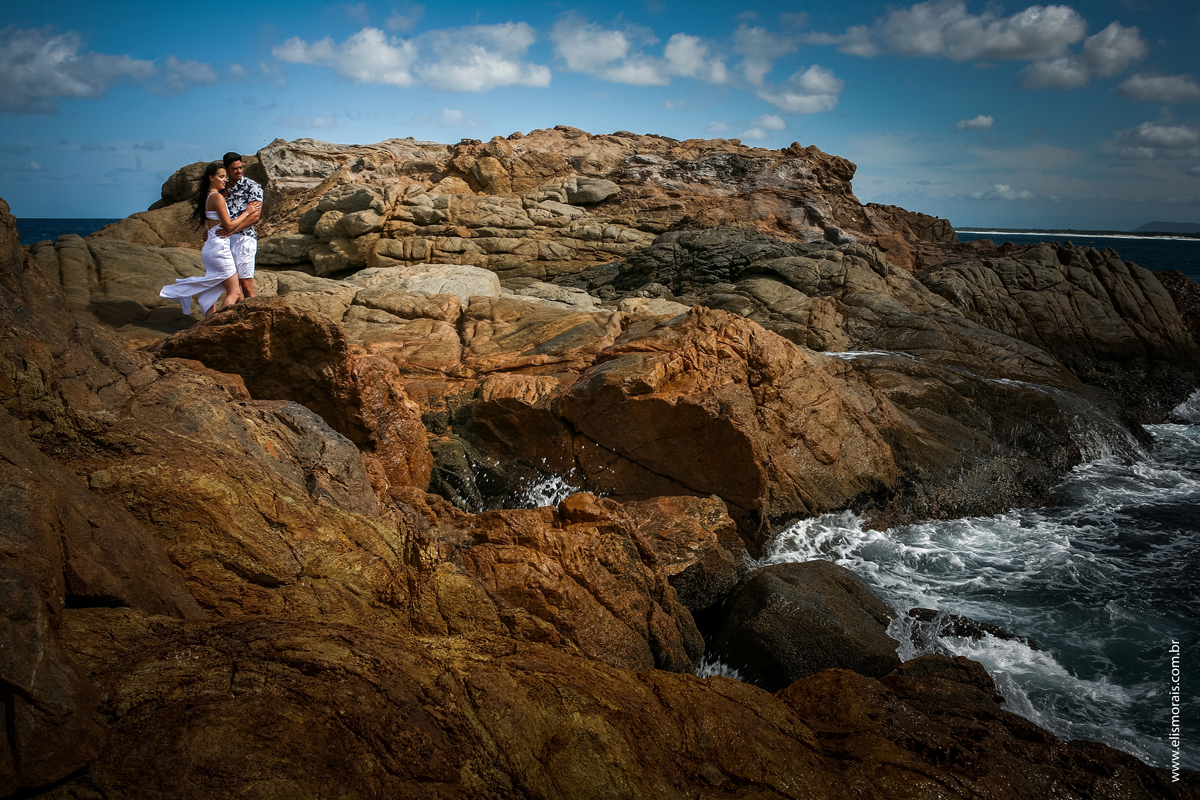 Ensaio fotográfico de casal Pré-Wedding na Praia Grande em Arraial do Cabo - RJ 